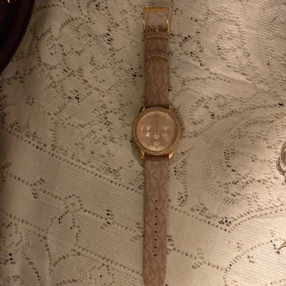 Michael Kors pink watch - Picture 1 of 4